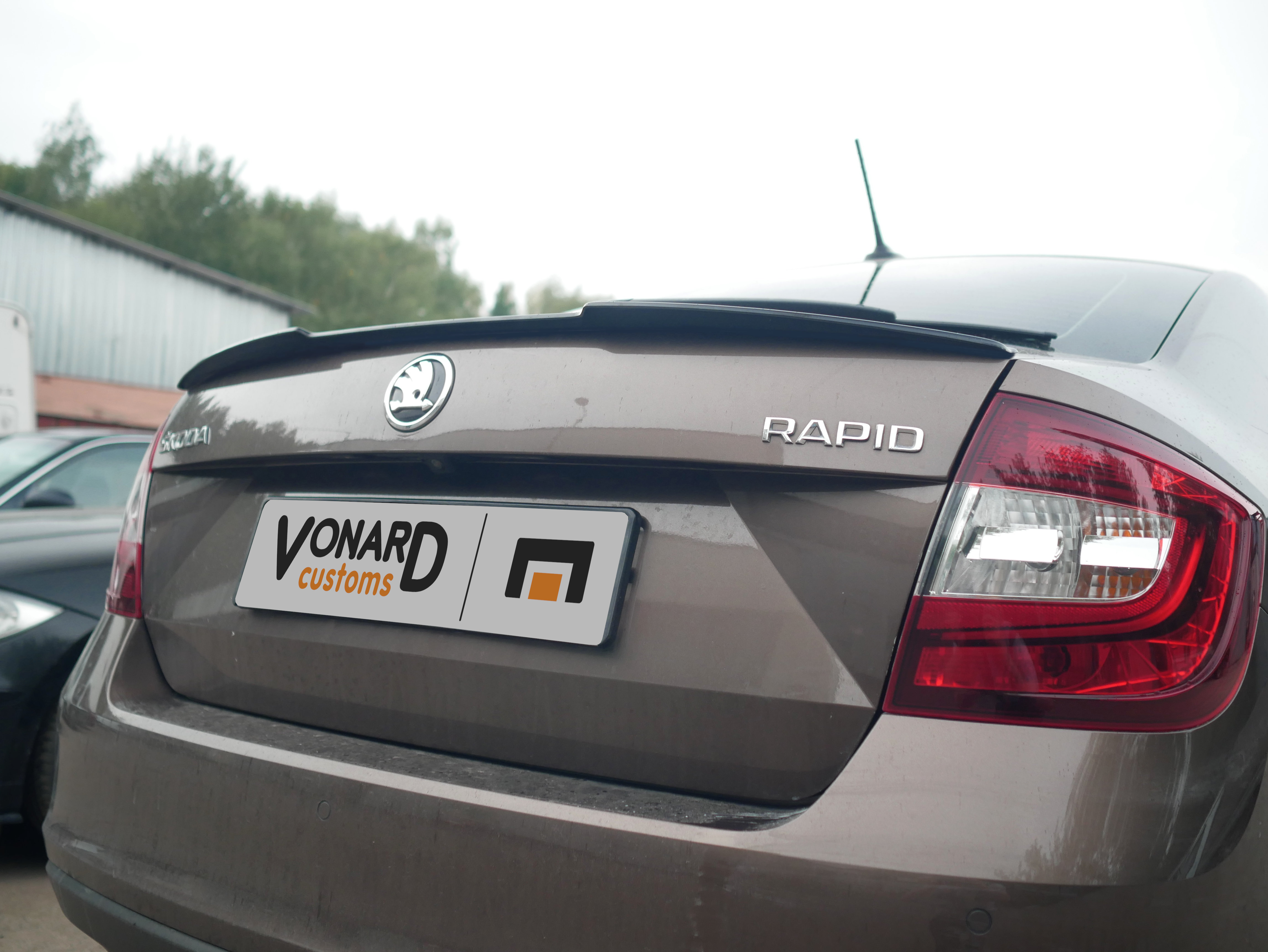 картинка Спойлер лезвие крышки багажника Skoda Rapid - черный металлик vonard customs 
