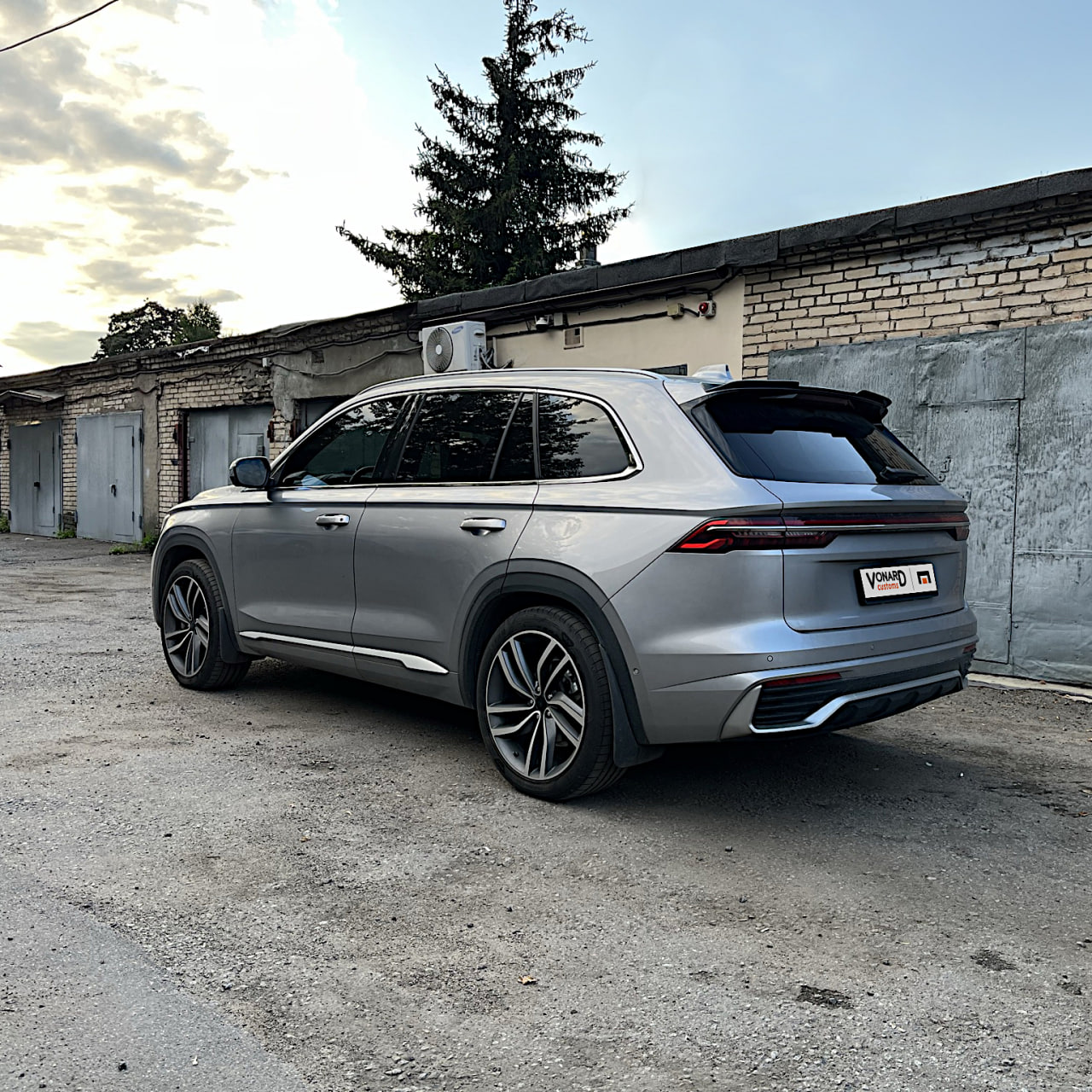 картинка Спойлер лезвие крышки багажника Geely Monjaro 1 (ver. 4) vonard customs 