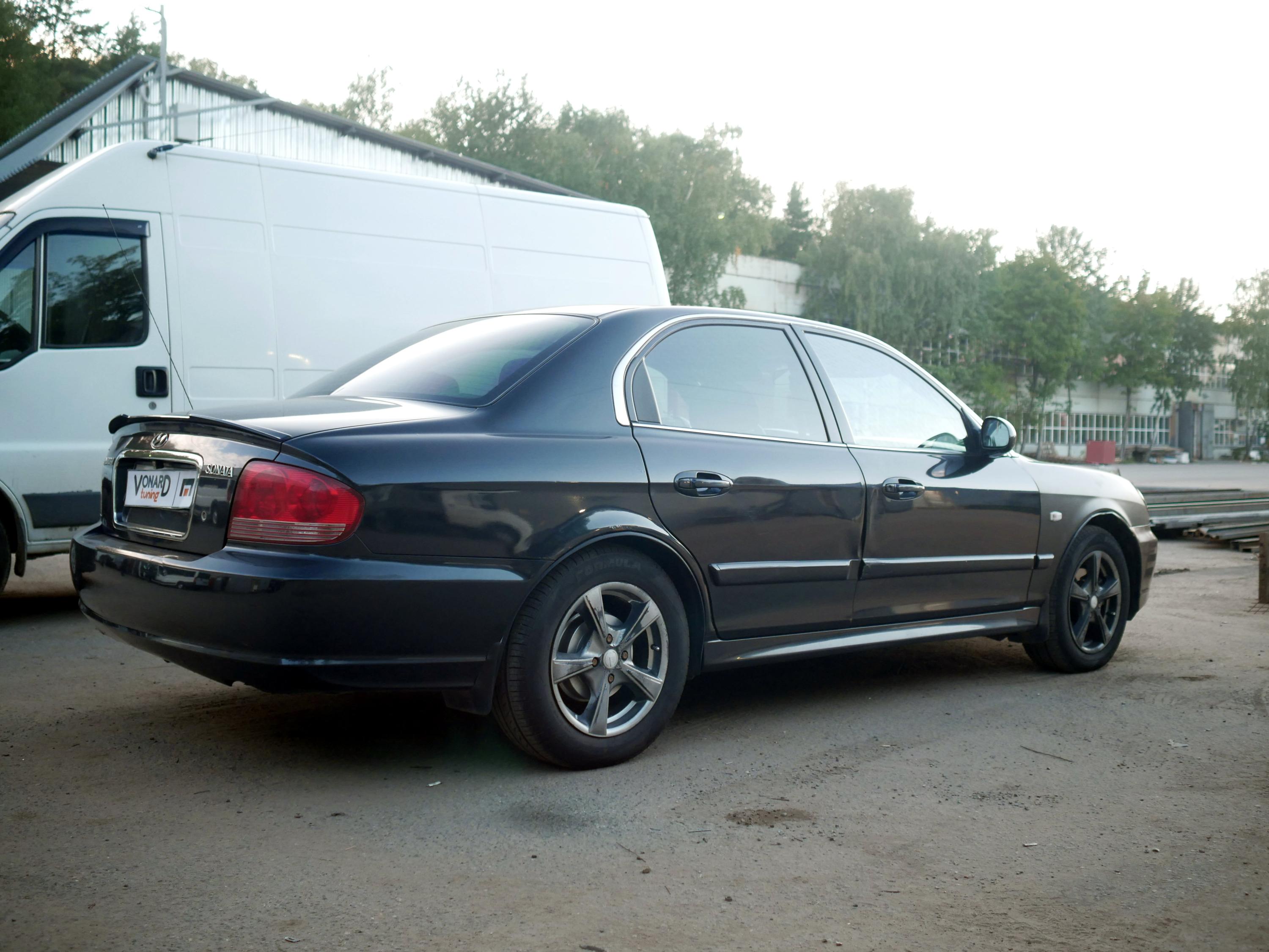 картинка Спойлер лезвие крышки багажника Hyundai Sonata 4 рест. - чёрный металлик vonard customs 