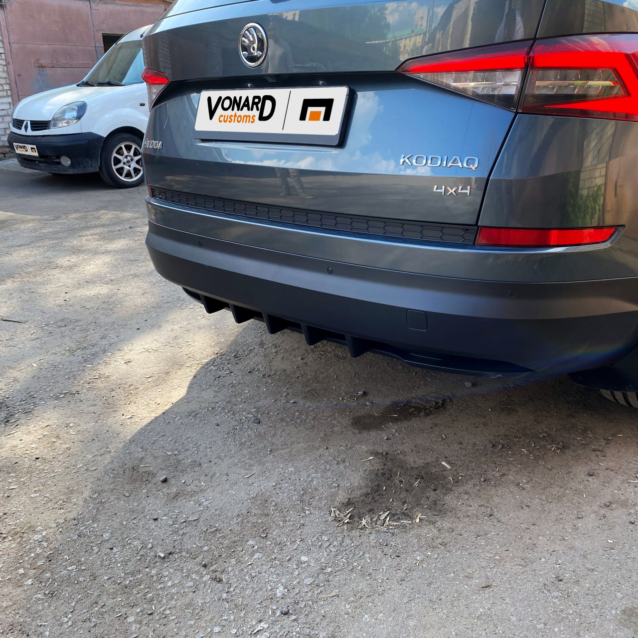 картинка Диффузор вставка заднего бампера Skoda Kodiaq 1 v1 - текстурный vonard customs 