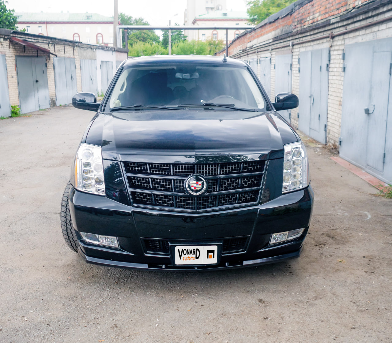 картинка Сплиттер переднего бампера Cadillac Escalade 3 - черный металлик vonard customs 