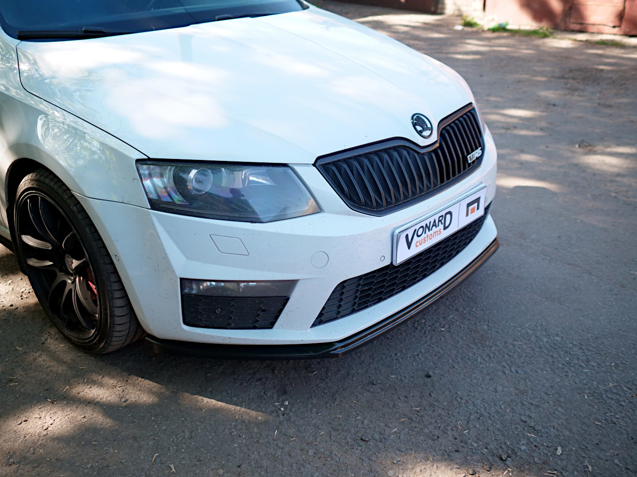 картинка Сплиттер переднего бампера Skoda Octavia 3 A7 RS V2 vonard customs 