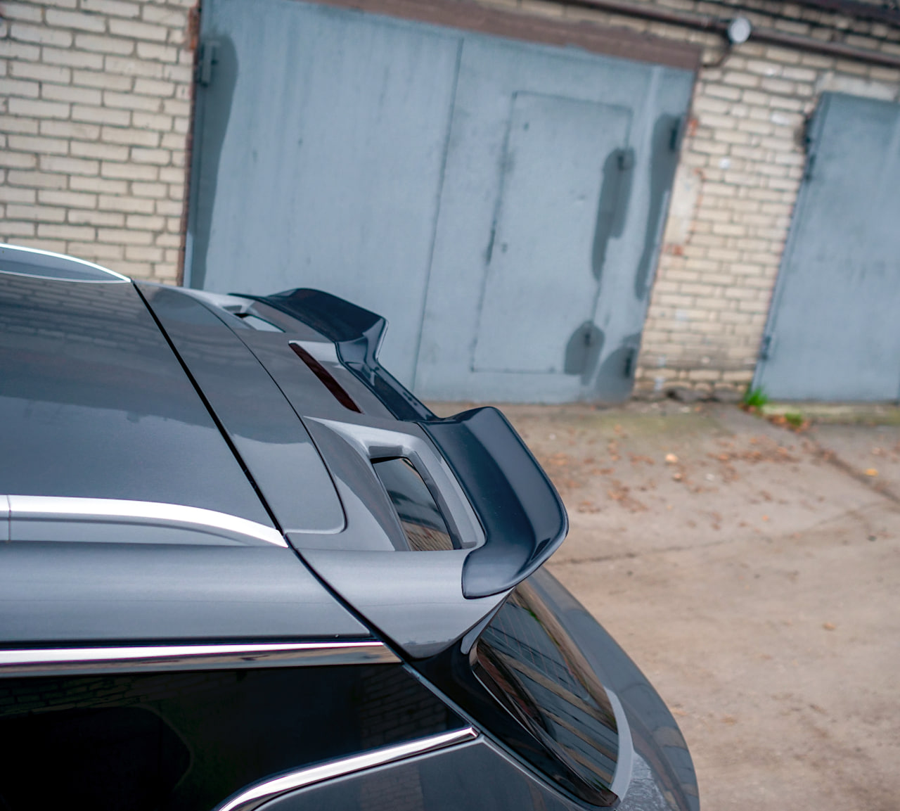 картинка Спойлер лезвие крышки багажника Geely Coolray 1 / Belgee X50 (ver. 2) - черный металлик vonard customs 