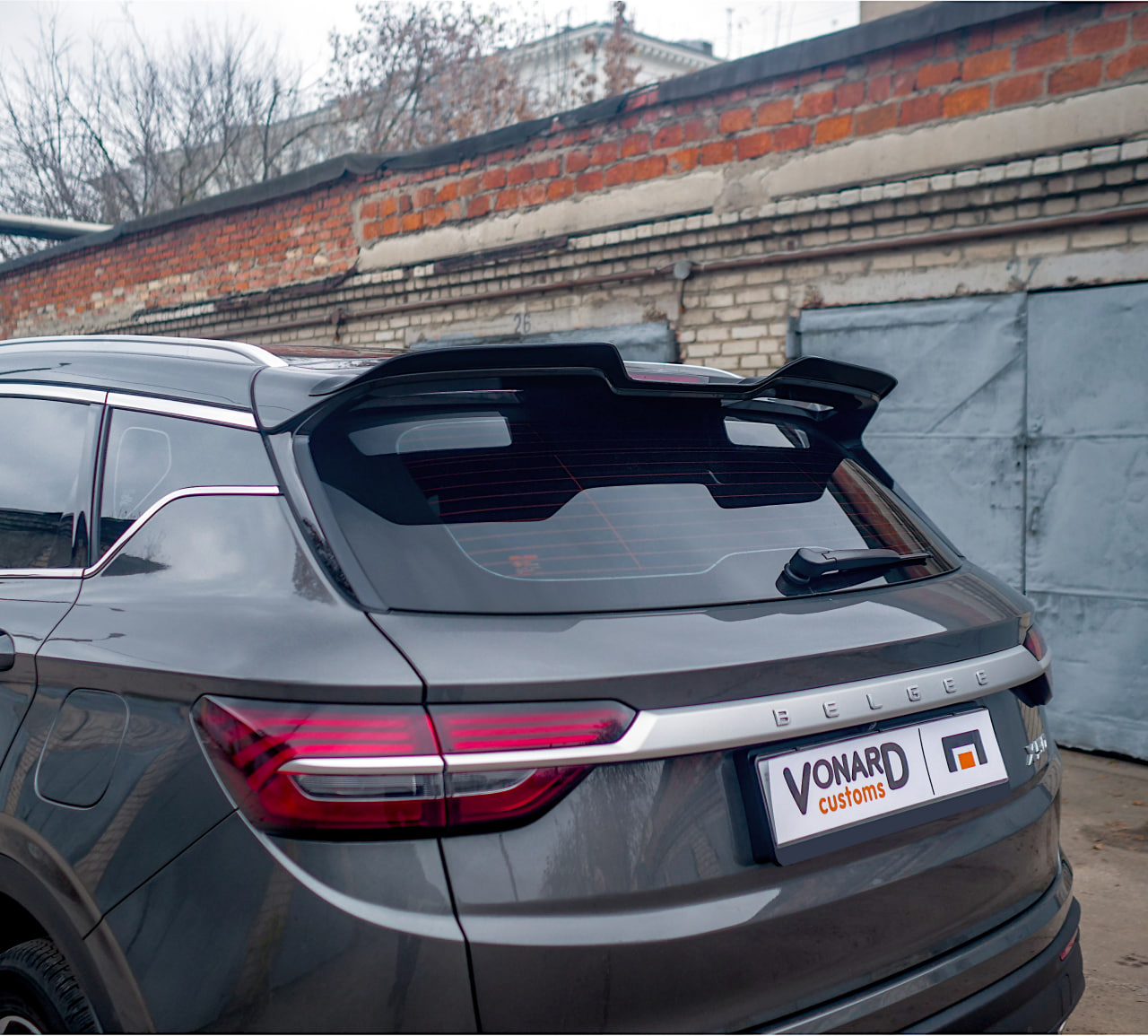 картинка Спойлер лезвие крышки багажника Geely Coolray 1 / Belgee X50 (ver. 2) - черный металлик vonard customs 