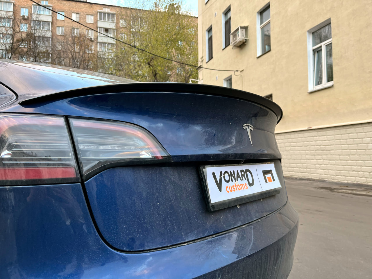 картинка Спойлер лезвие крышки багажника Tesla Model 3 (без выемки) vonard customs 