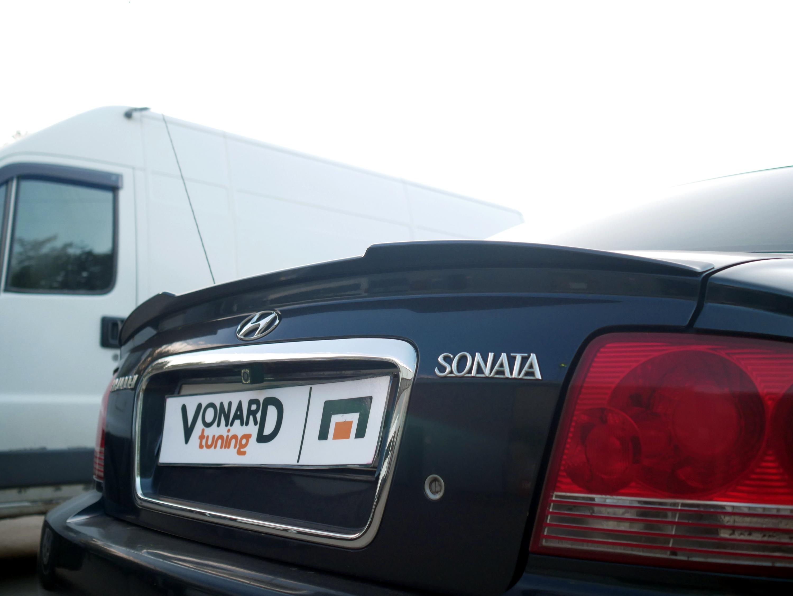 картинка Спойлер лезвие крышки багажника Hyundai Sonata 4 рест. - чёрный металлик vonard customs 