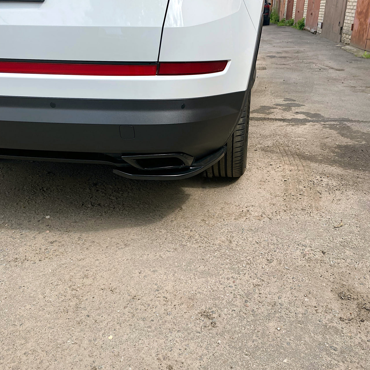 картинка Сплиттеры заднего бампера Skoda Kodiaq 1 стандарт - черный металлик vonard customs 