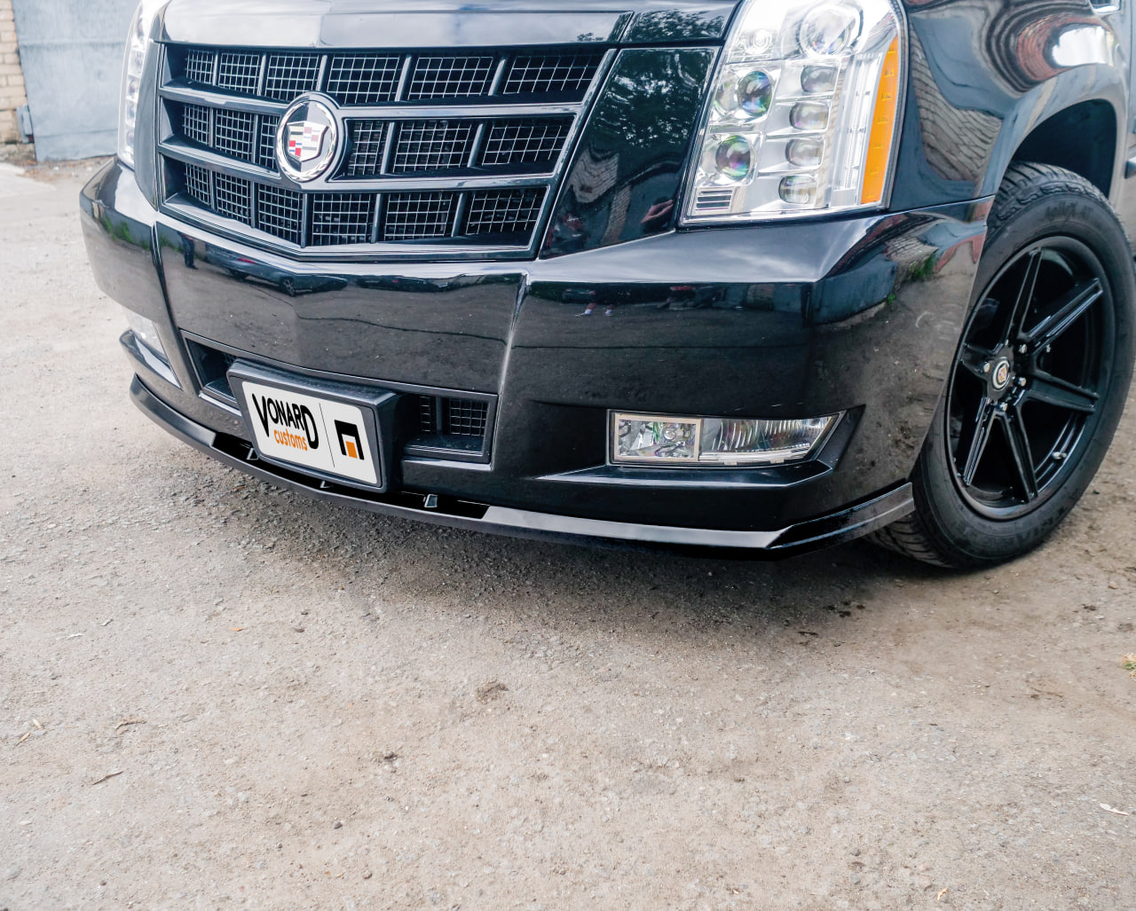 картинка Сплиттер переднего бампера Cadillac Escalade 3 - черный металлик vonard customs 