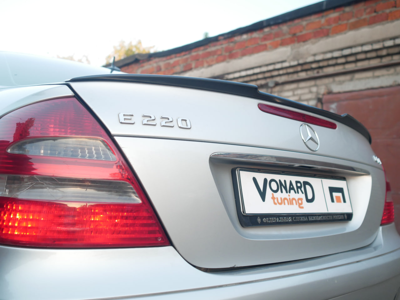 картинка Спойлер лезвие крышки багажника Mercedes E W211 - под покраску vonard customs 
