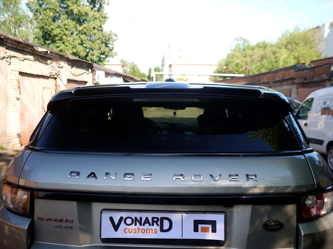 картинка Спойлер лезвие крышки багажника (верхний) Range Rover Evoque - под покраску vonard customs 