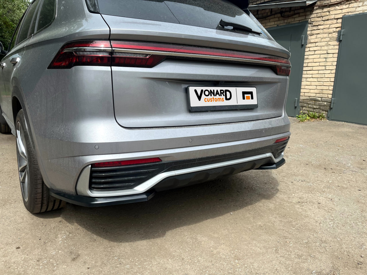 картинка Сплиттеры заднего бампера Geely Monjaro 1 - черный металлик vonard customs 