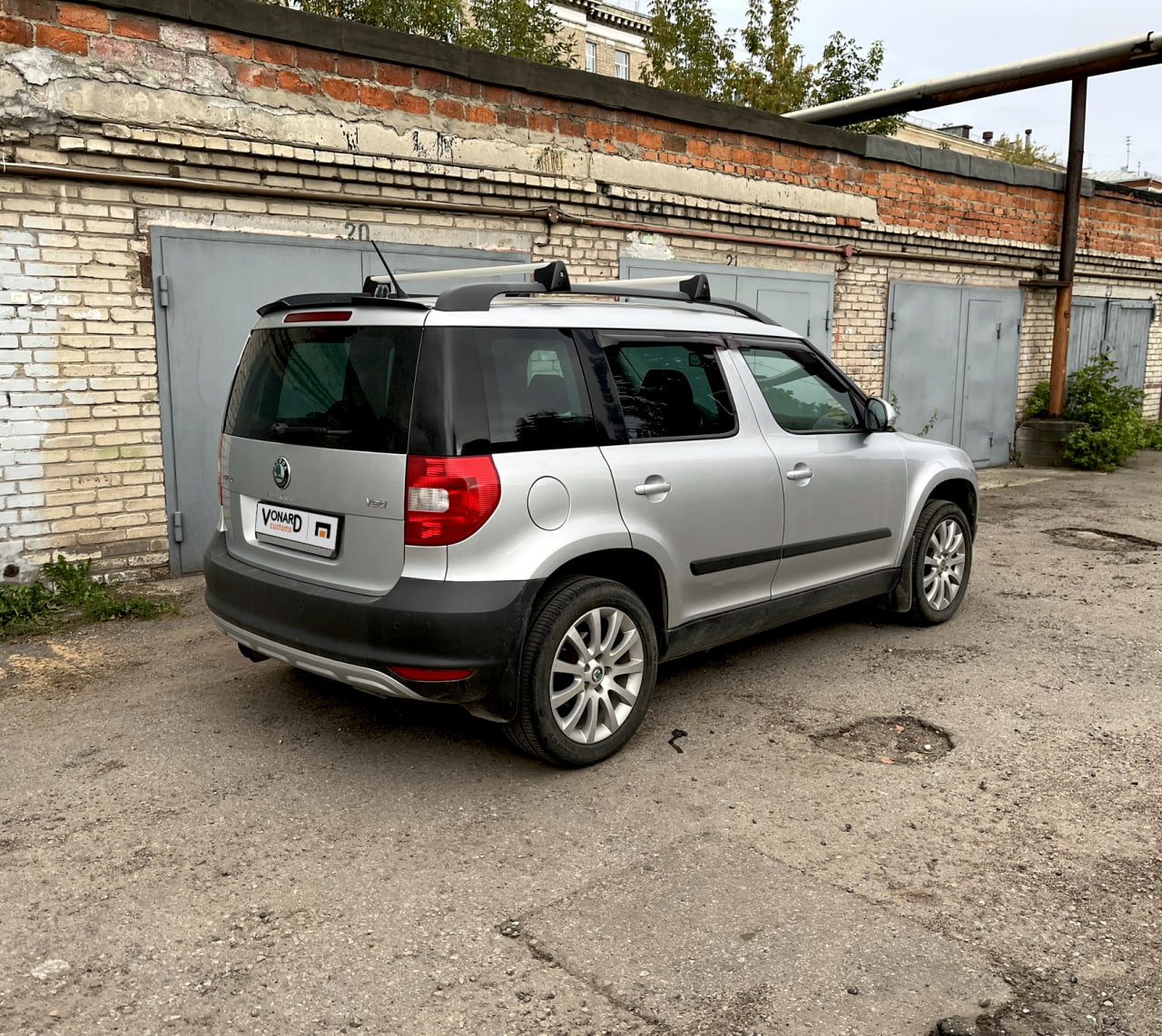 картинка Спойлер лезвие крышки багажника Skoda Yeti 1 V2 - под покраску vonard customs 