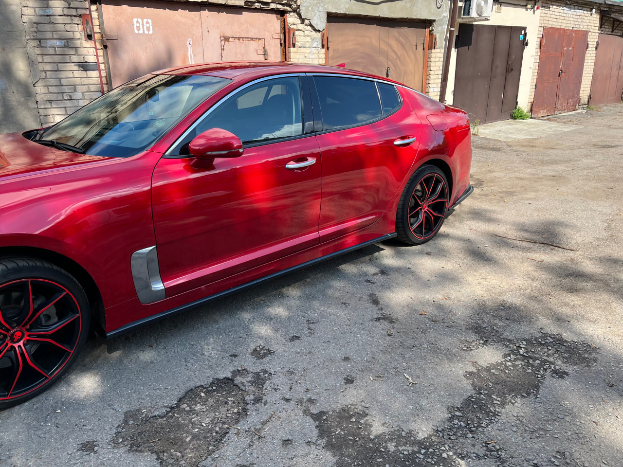 картинка Лезвия под пороги KIA Stinger 1 vonard customs 