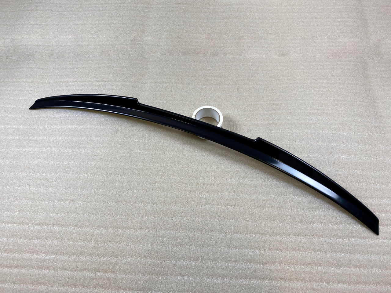 картинка Спойлер лезвие крышки багажника Skoda Rapid - черный металлик vonard customs 