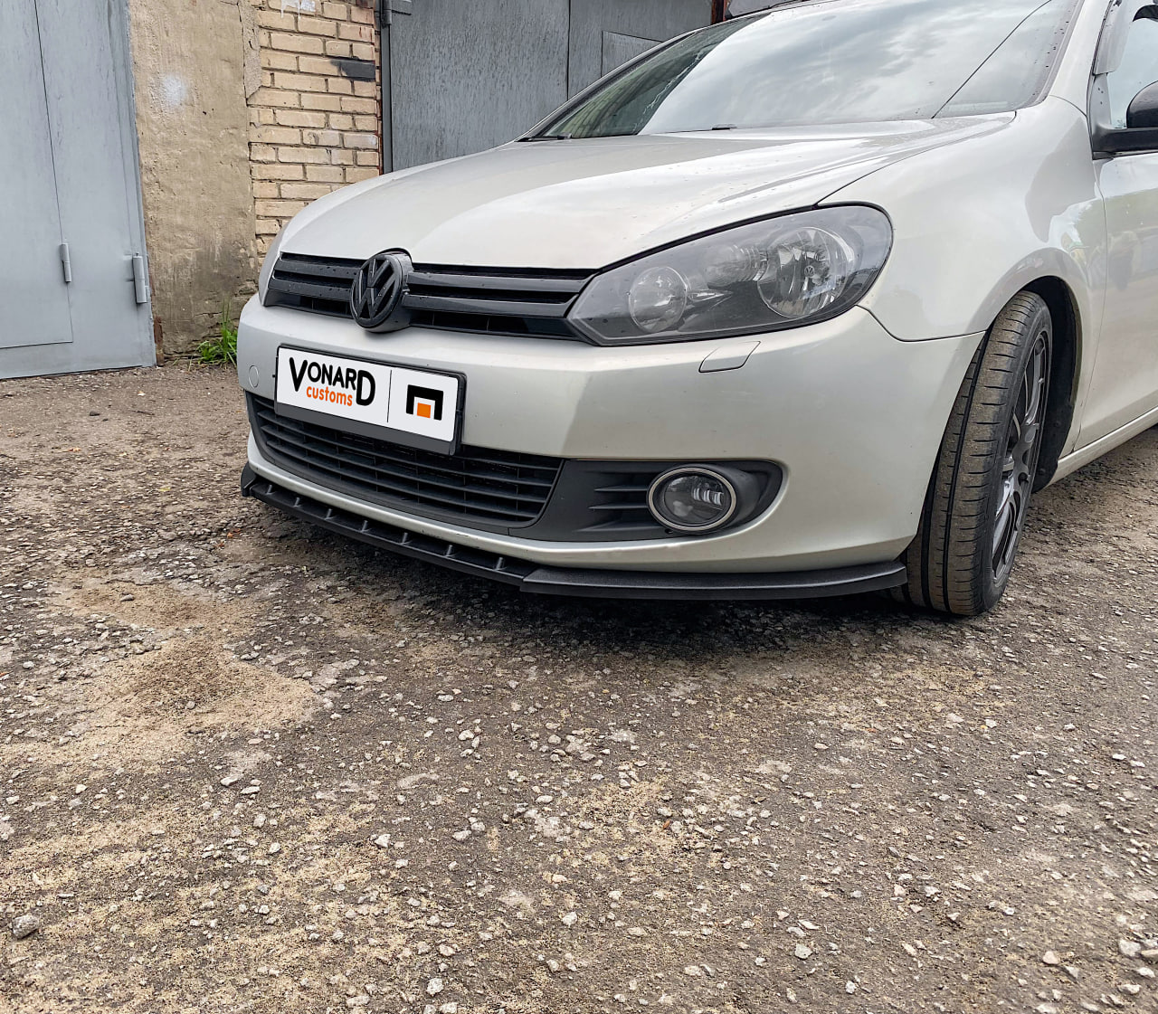 картинка Сплиттер переднего бампера VW Golf 6 - текстура vonard customs 