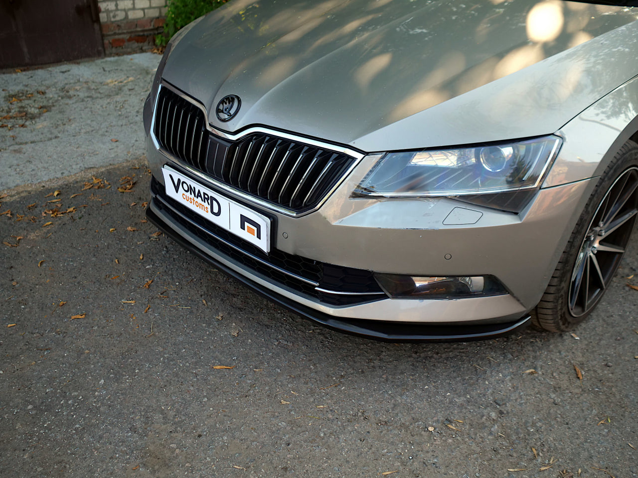 картинка Сплиттер переднего бампера Skoda Superb 3 - текстура vonard customs 