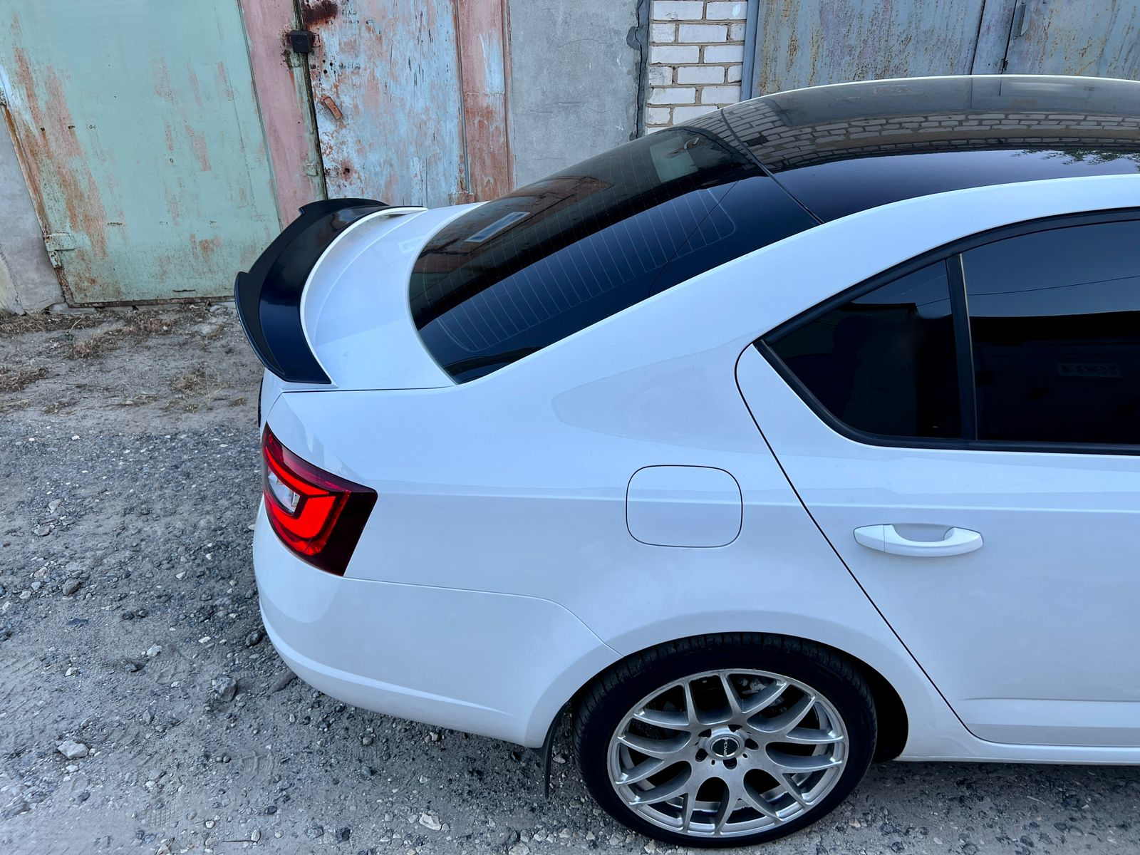 картинка Накладка лезвие на штатный спойлер Skoda Octavia 3 A7 RS седан - под покраску vonard customs 