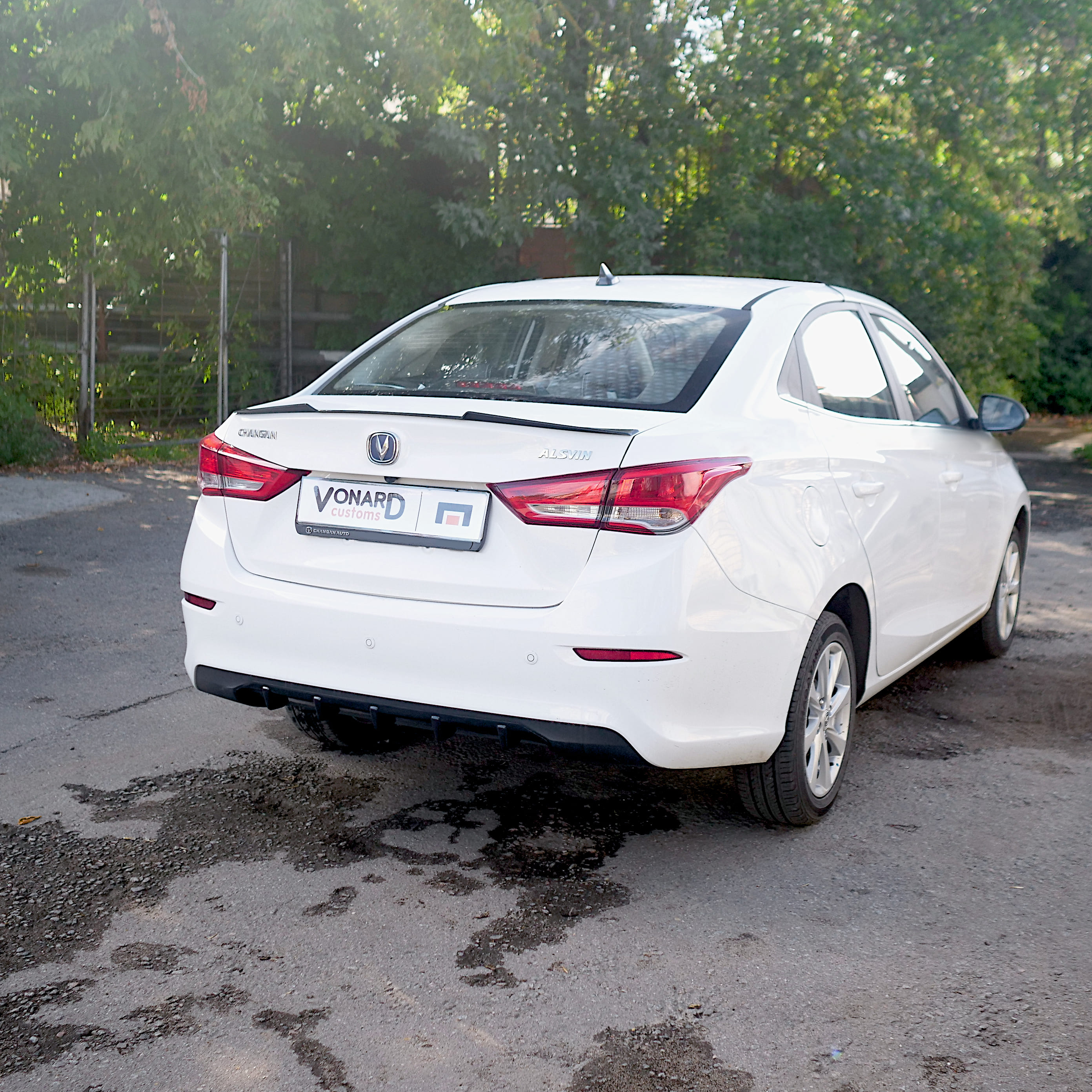картинка Спойлер лезвие крышки багажника Changan Alsvin 3 - черный металлик vonard customs 