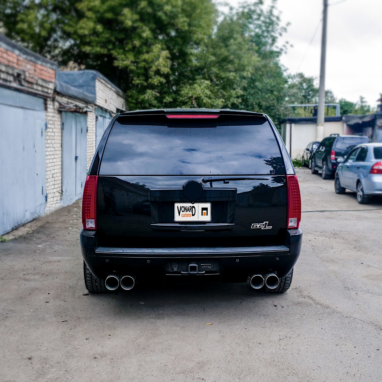 картинка Спойлер лезвие крышки багажника Chevrolet Tahoe 3 - черный металлик vonard customs 