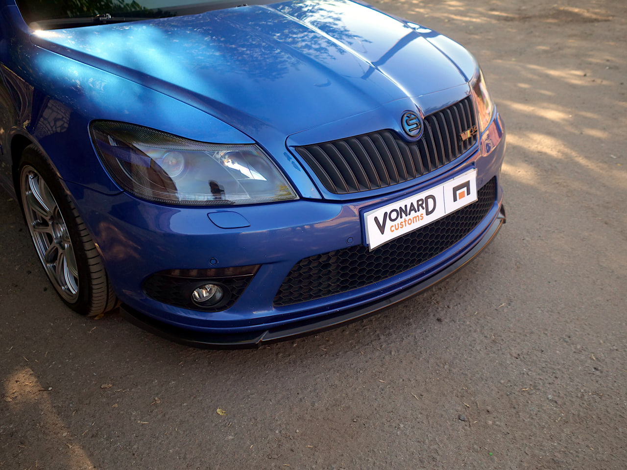 картинка Сплиттер переднего бампера Skoda Octavia 2 A5 RS рест. (прилегающий) - под покраску vonard customs 