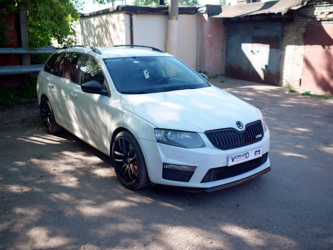 картинка Сплиттер переднего бампера Skoda Octavia 3 A7 RS V2 vonard customs 