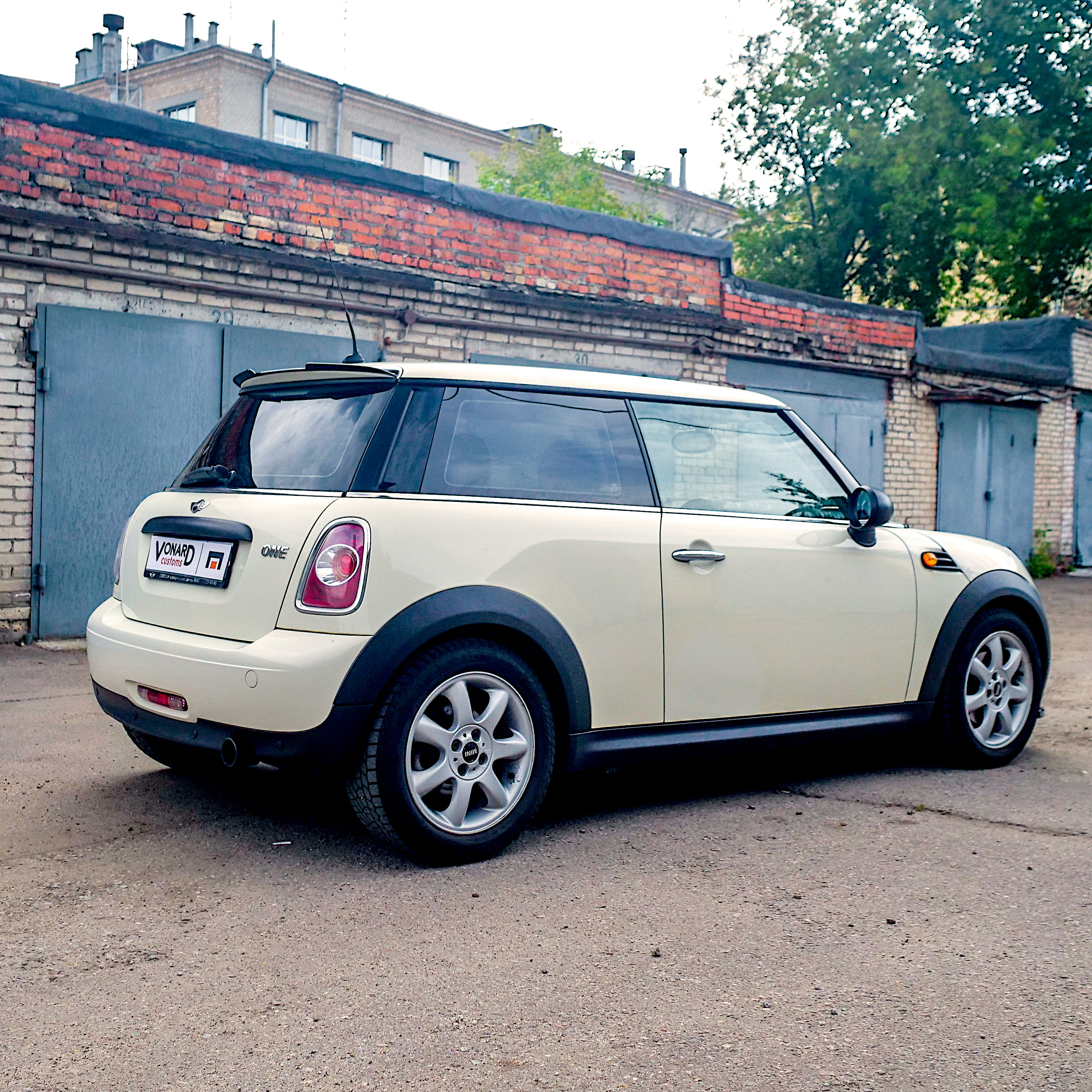картинка Спойлер лезвие крышки багажника MINI Hatch R56 vonard customs 