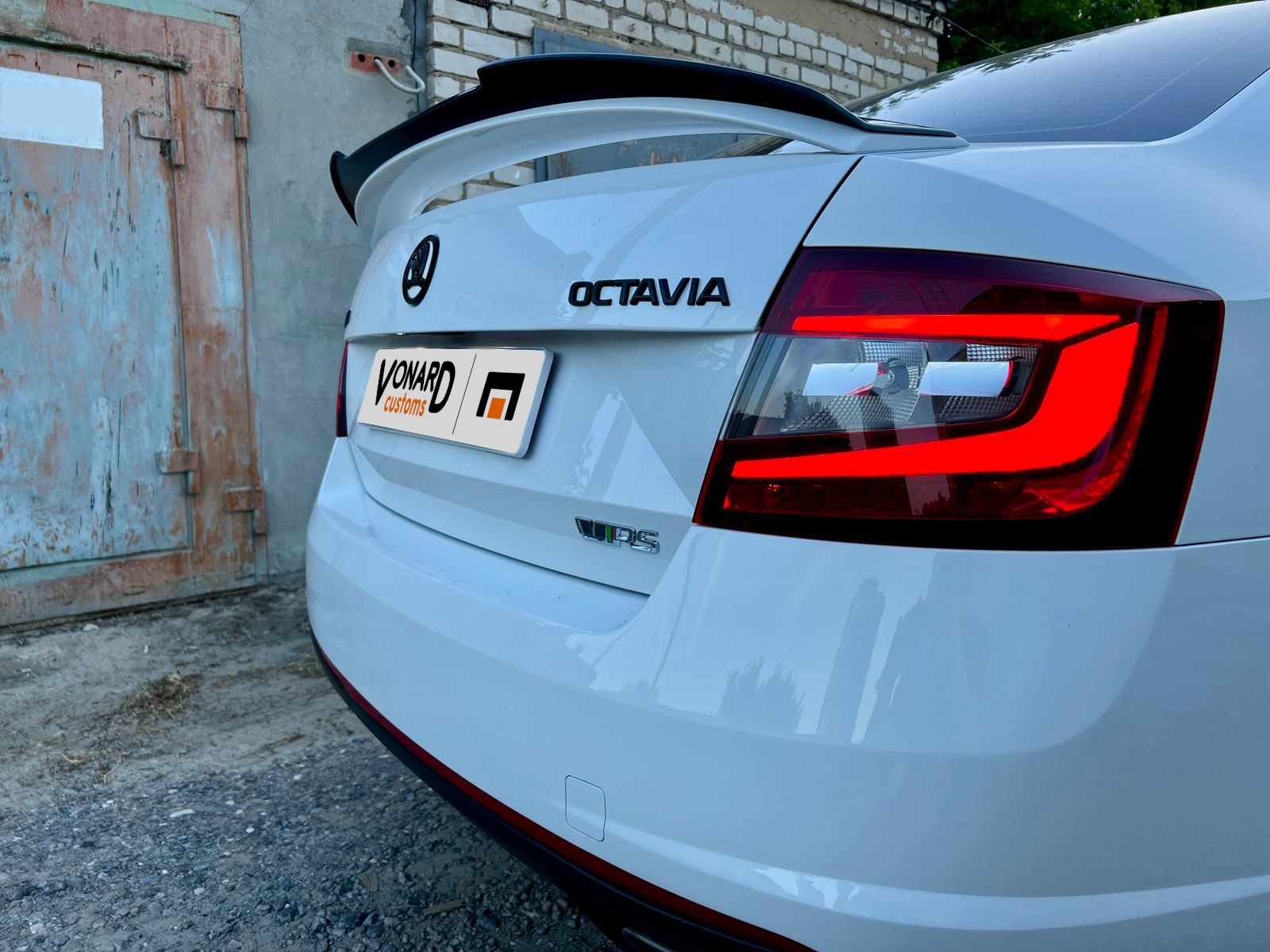 картинка Накладка лезвие на штатный спойлер Skoda Octavia 3 A7 RS седан - под покраску vonard customs 