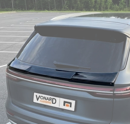 картинка Спойлер НИЖНИЙ крышки багажника Geely Monjaro 1 Ver2 - чёрный металлик vonard customs 