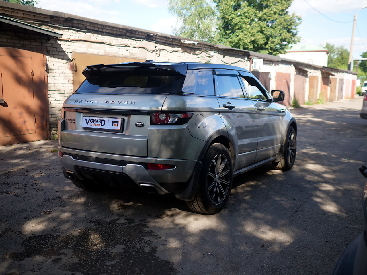 картинка Спойлер лезвие крышки багажника (верхний) Range Rover Evoque - под покраску vonard customs 