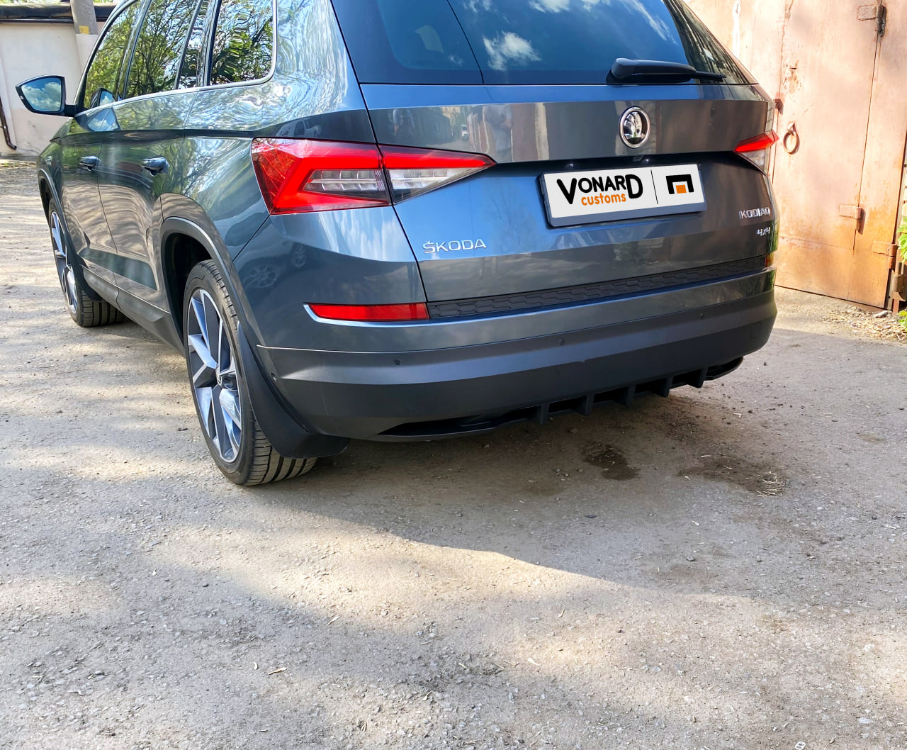 картинка Диффузор вставка заднего бампера Skoda Kodiaq 1 v1 - текстурный vonard customs 