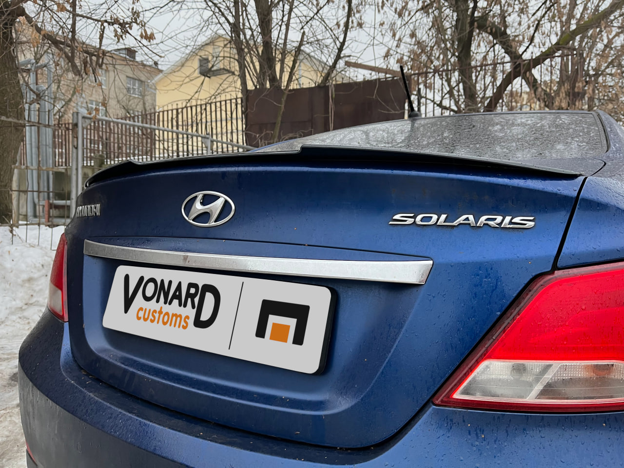 картинка Спойлер лезвие крышки багажника Hyundai Solaris 1 - черный металлик vonard customs 