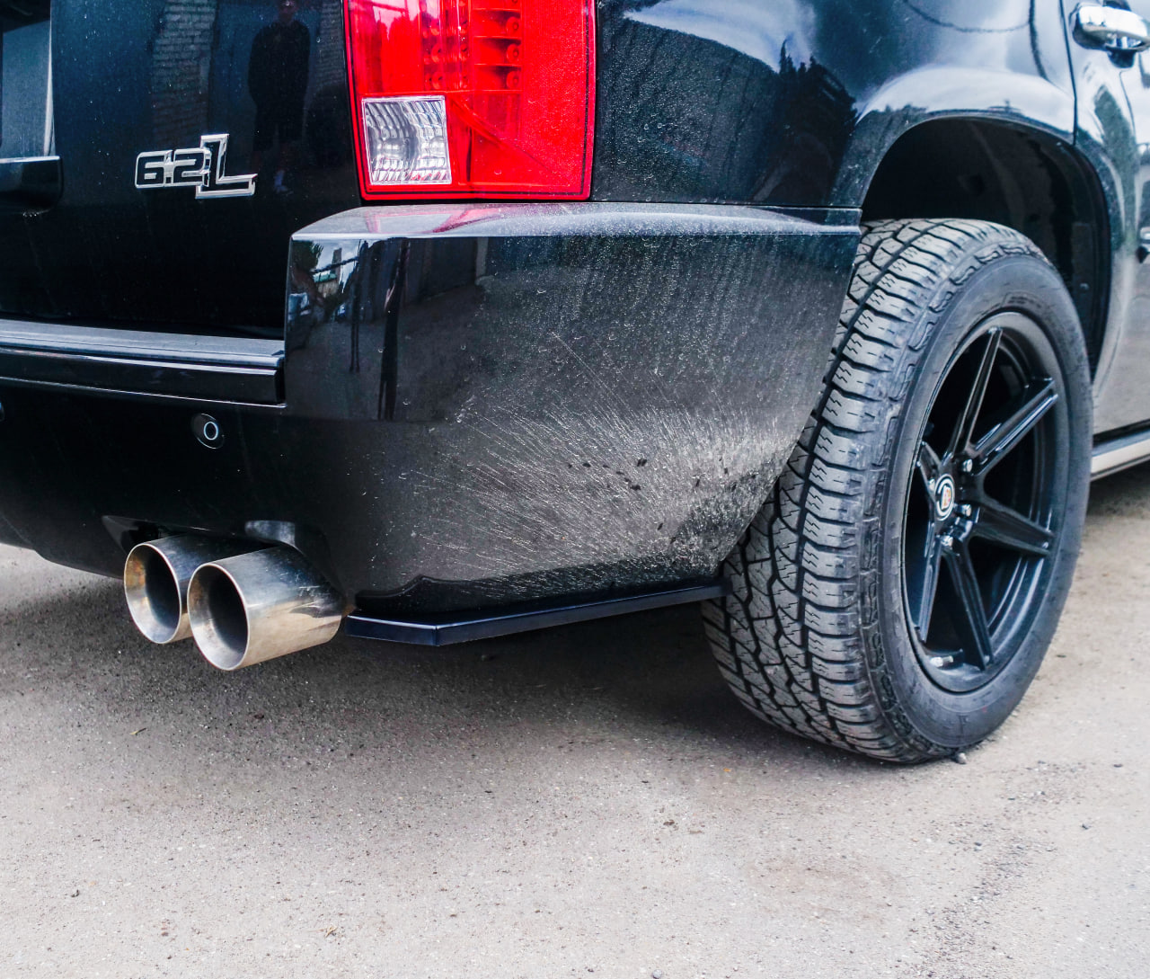 картинка Сплиттеры заднего бампера Cadillac Escalade 3 - черный металлик vonard customs 