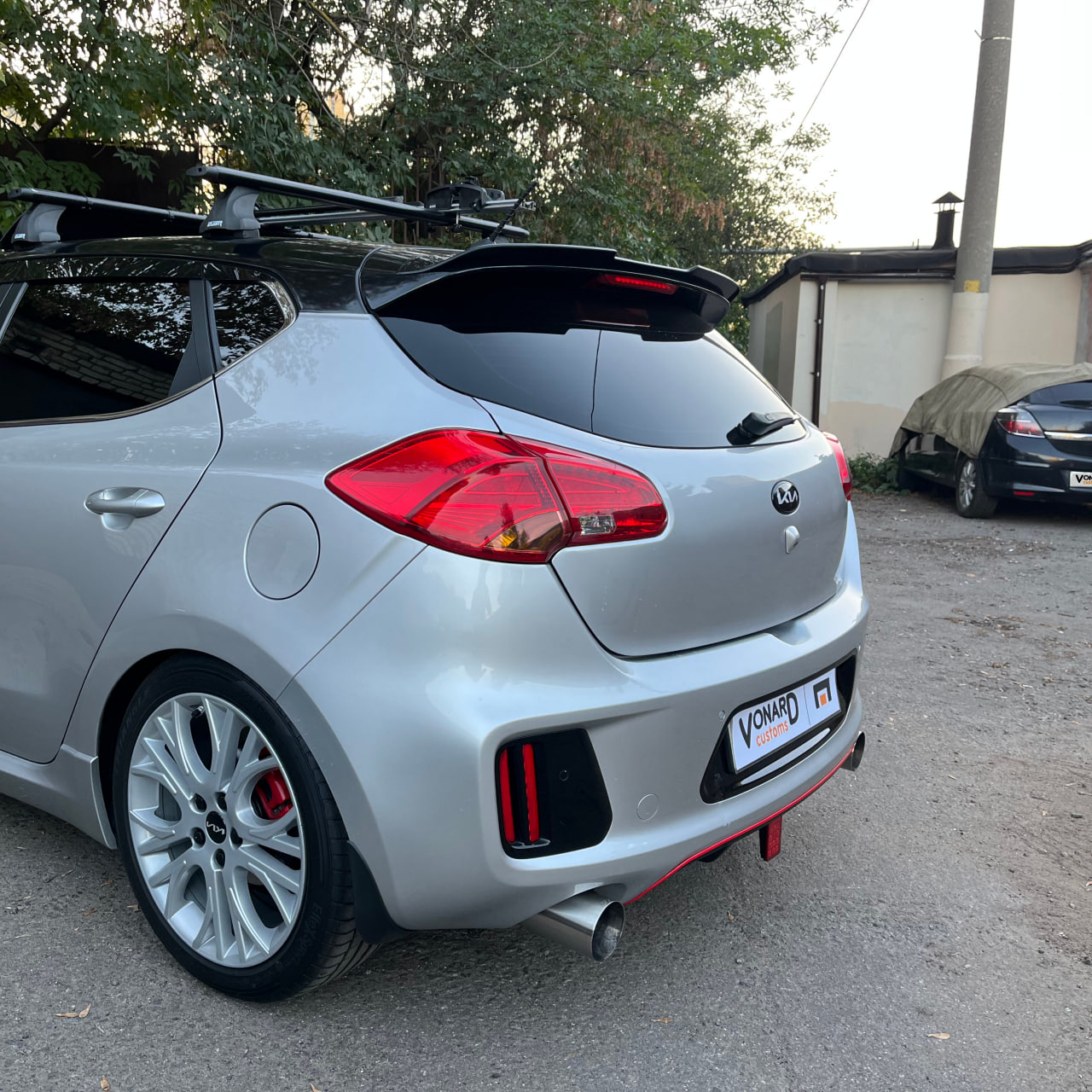 картинка Спойлер лезвие крышки багажника Kia Ceed 2 - черный металлик vonard customs 