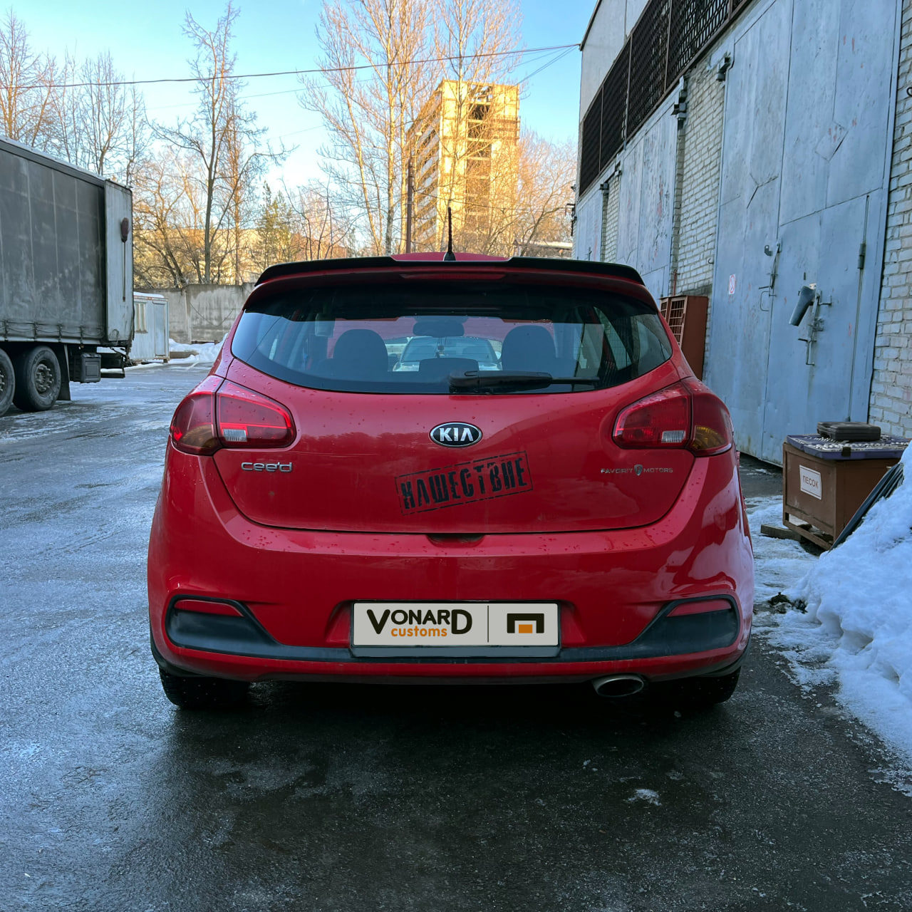 картинка Спойлер лезвие крышки багажника Kia Ceed 2 - черный металлик vonard customs 