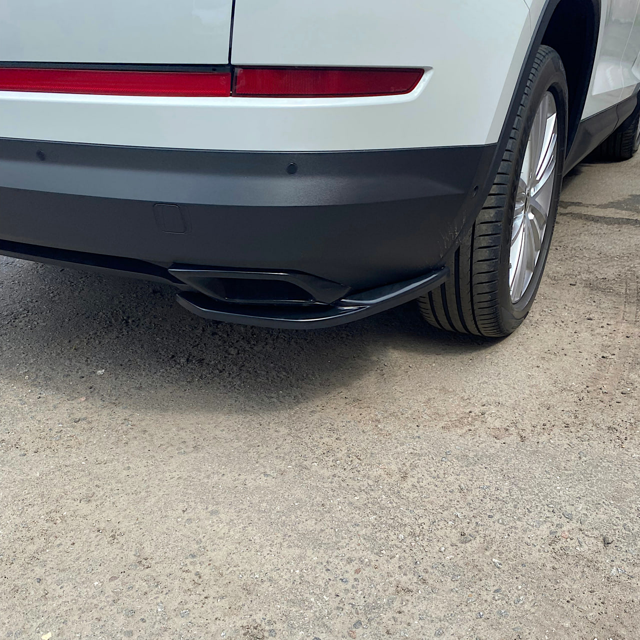 картинка Сплиттеры заднего бампера Skoda Kodiaq 1 стандарт - черный металлик vonard customs 