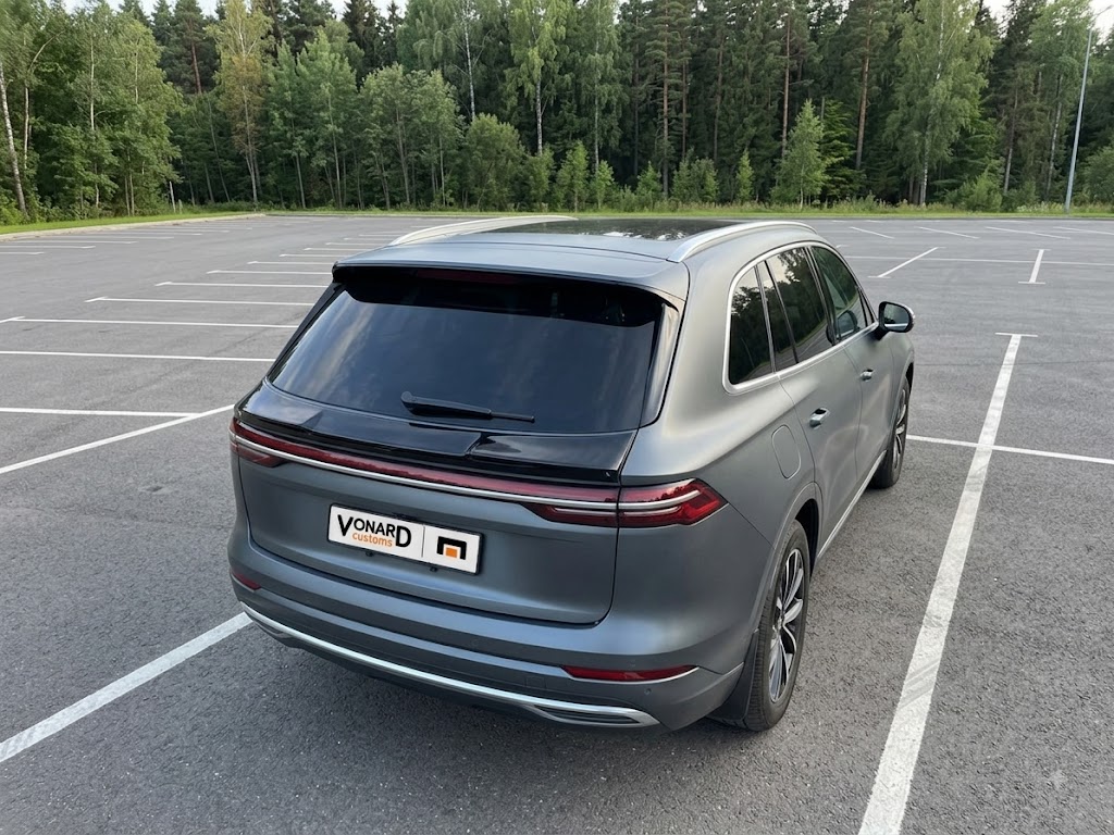 картинка Спойлер НИЖНИЙ крышки багажника Geely Monjaro 1 Ver2 - чёрный металлик vonard customs 