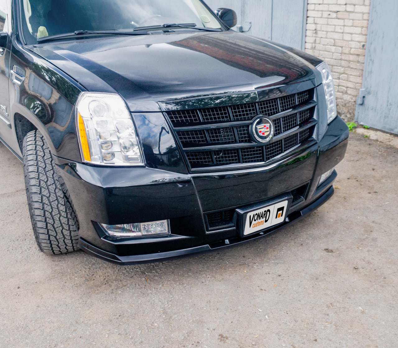 картинка Сплиттер переднего бампера Cadillac Escalade 3 vonard customs 
