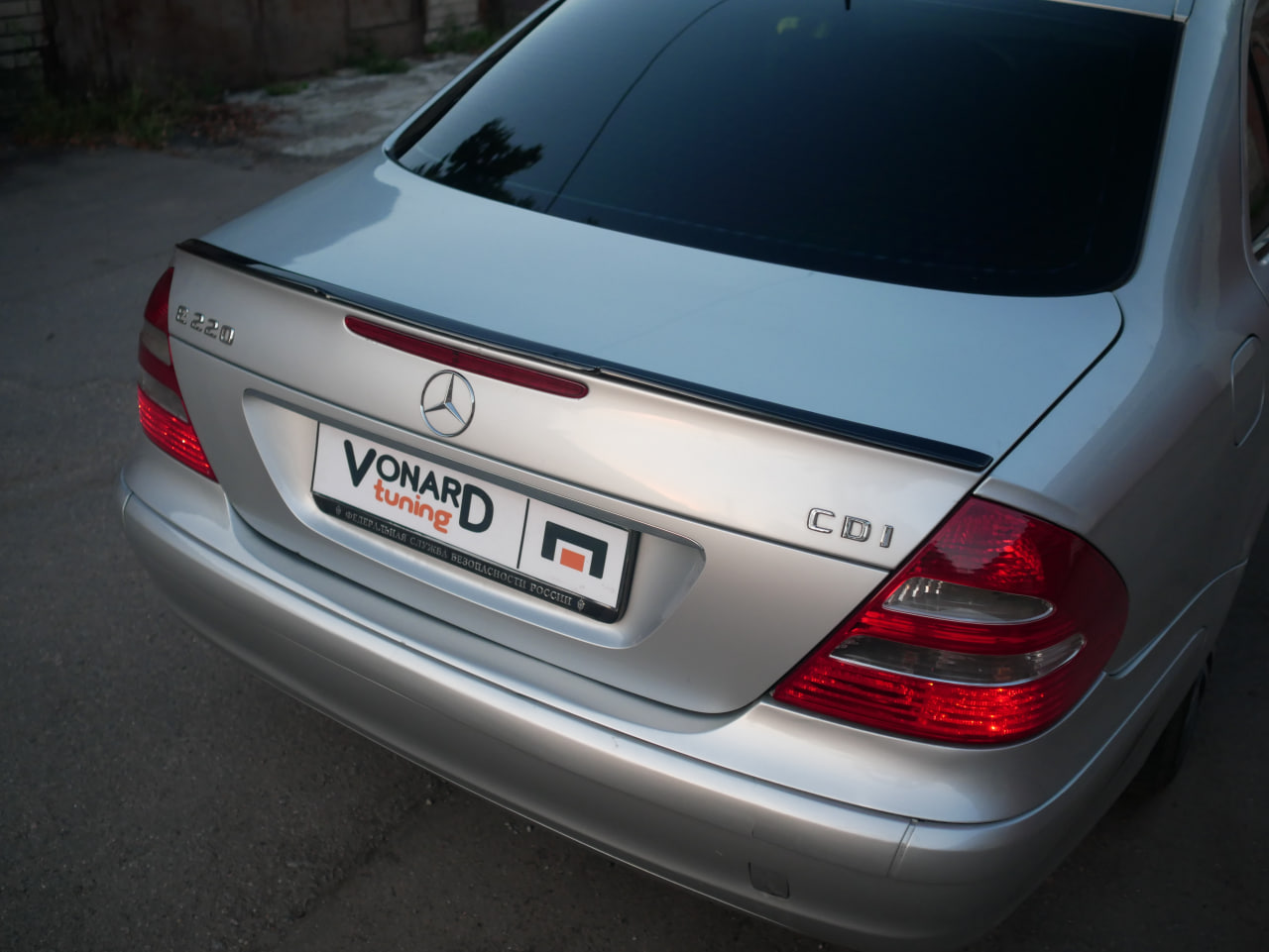 картинка Спойлер лезвие крышки багажника Mercedes E W211 vonard customs 