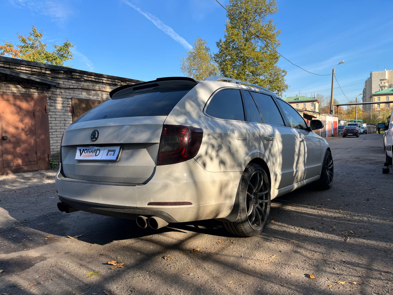 картинка Спойлер лезвие крышки багажника Skoda Superb 2 универсал - под покраску vonard customs 