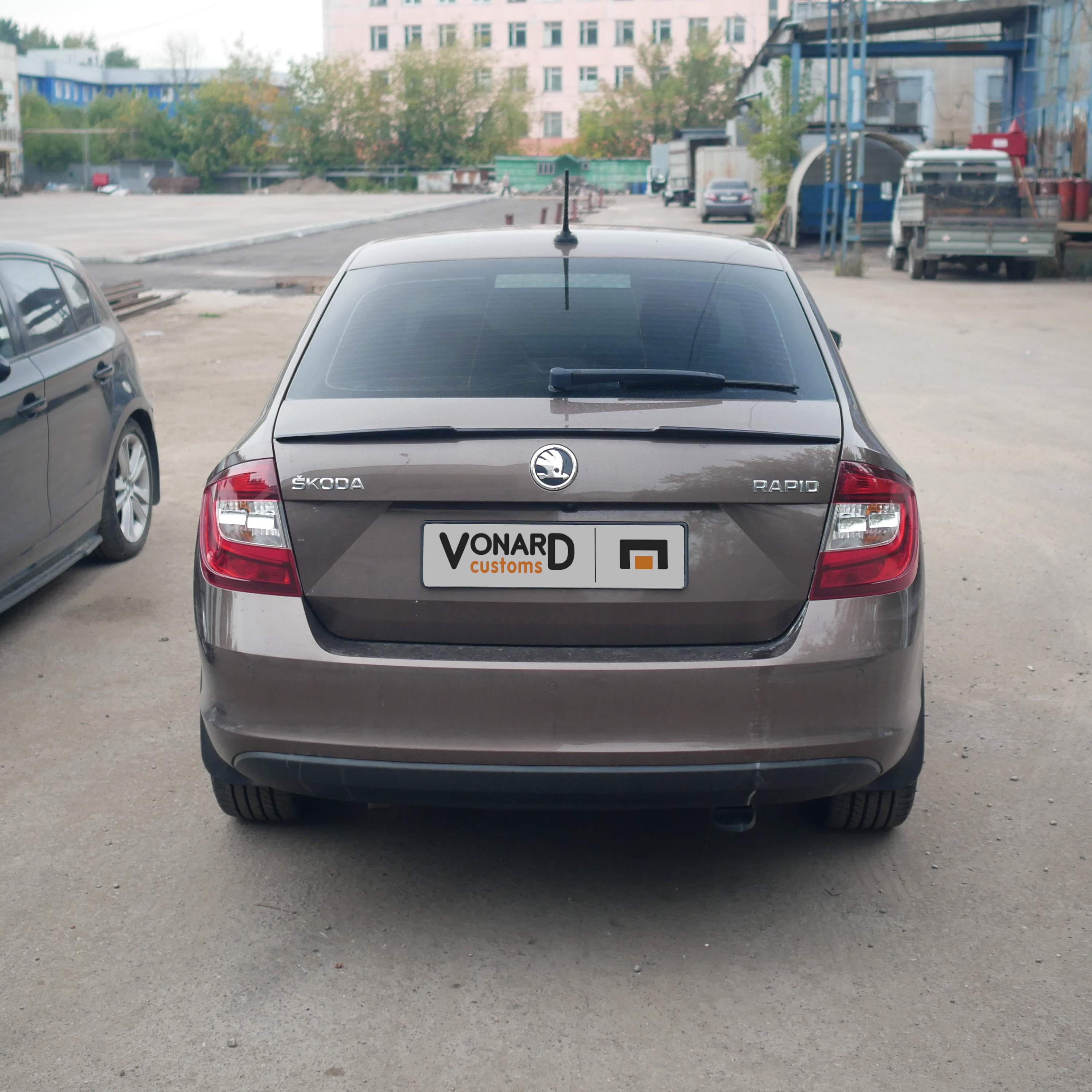 картинка Спойлер лезвие крышки багажника Skoda Rapid - черный металлик vonard customs 