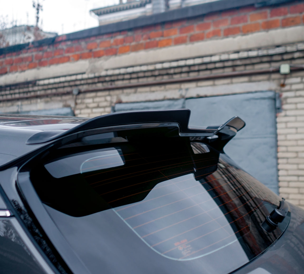 картинка Спойлер лезвие крышки багажника Geely Coolray 1 / Belgee X50 (ver. 2) - черный металлик vonard customs 