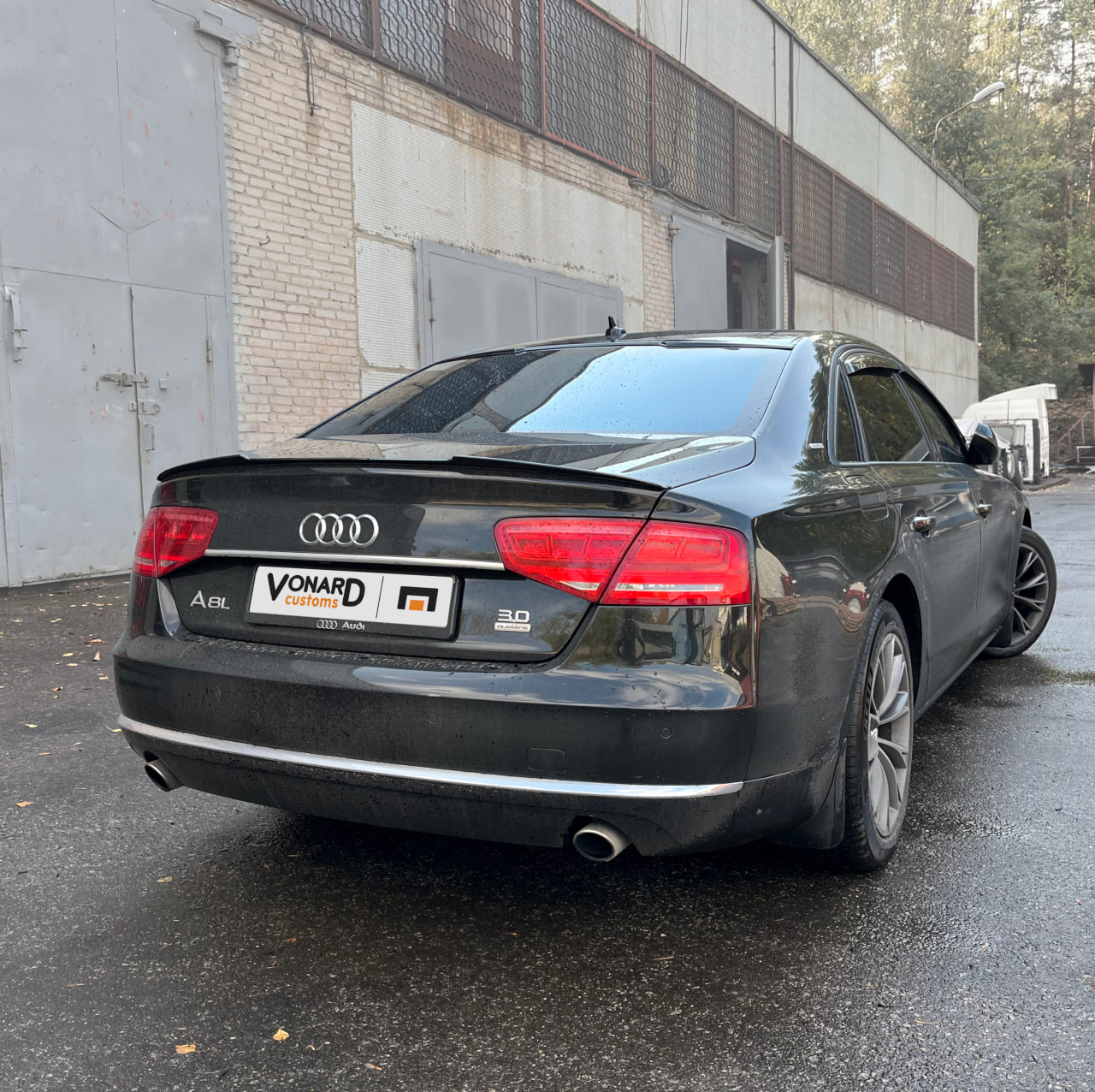 картинка Накладка заднего стекла багажника Audi A8 D4 vonard customs 