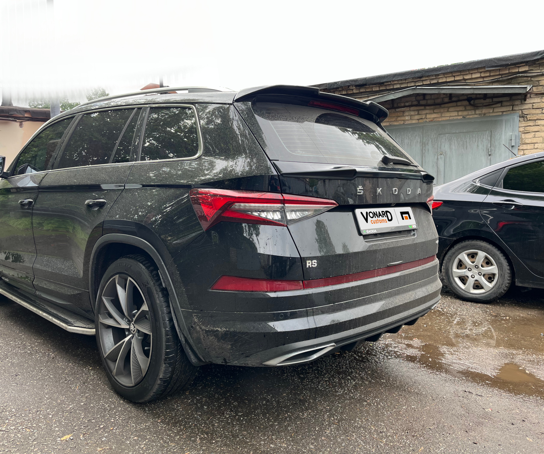картинка Спойлер крышки багажника (нижний) Skoda Kodiaq 1 - черный металлик vonard customs 