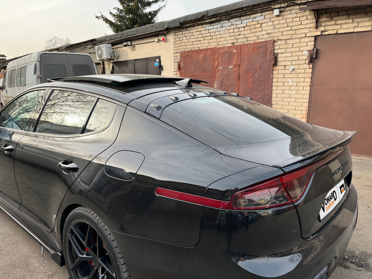 картинка Накладка заднего стекла багажника KIA Stinger 1 vonard customs 