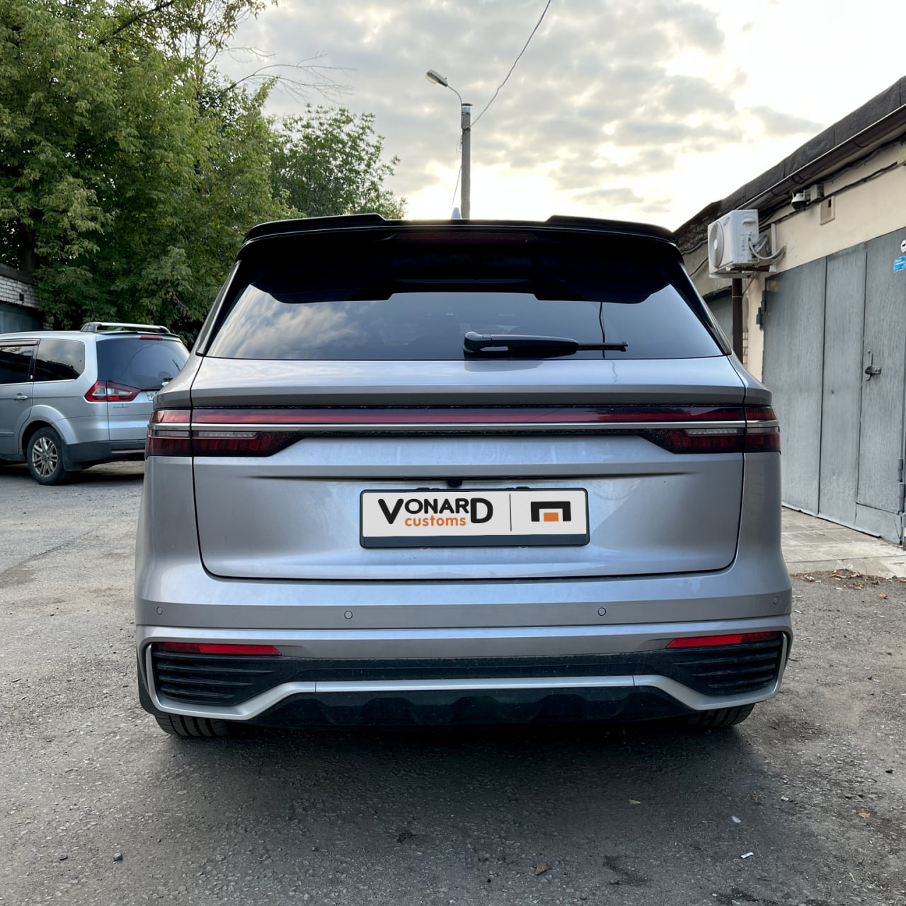 картинка Спойлер лезвие крышки багажника Geely Monjaro 1 (ver. 4) vonard customs 