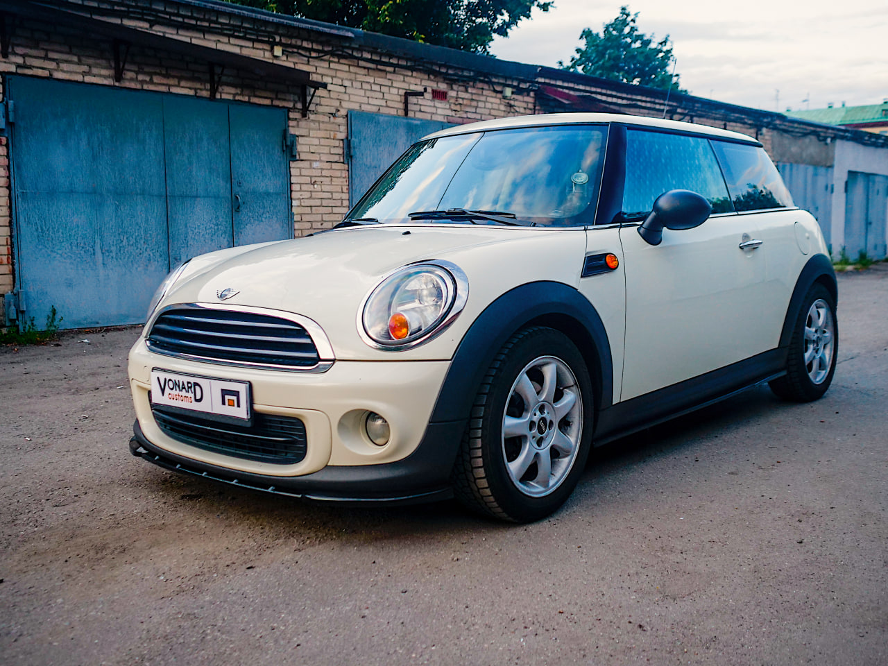 картинка Сплиттер переднего бампера MINI One Hatch R56 - под покраску vonard customs 