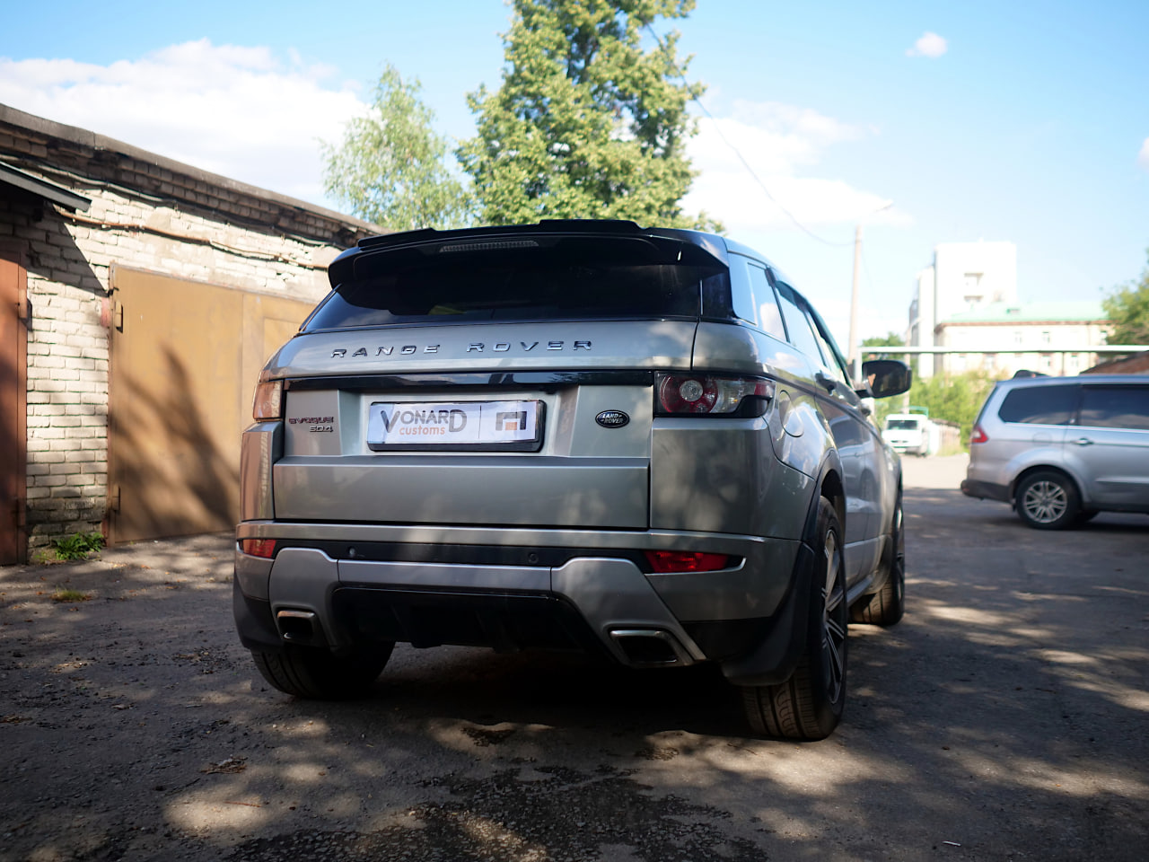 картинка Спойлер лезвие крышки багажника (верхний) Range Rover Evoque - под покраску vonard customs 