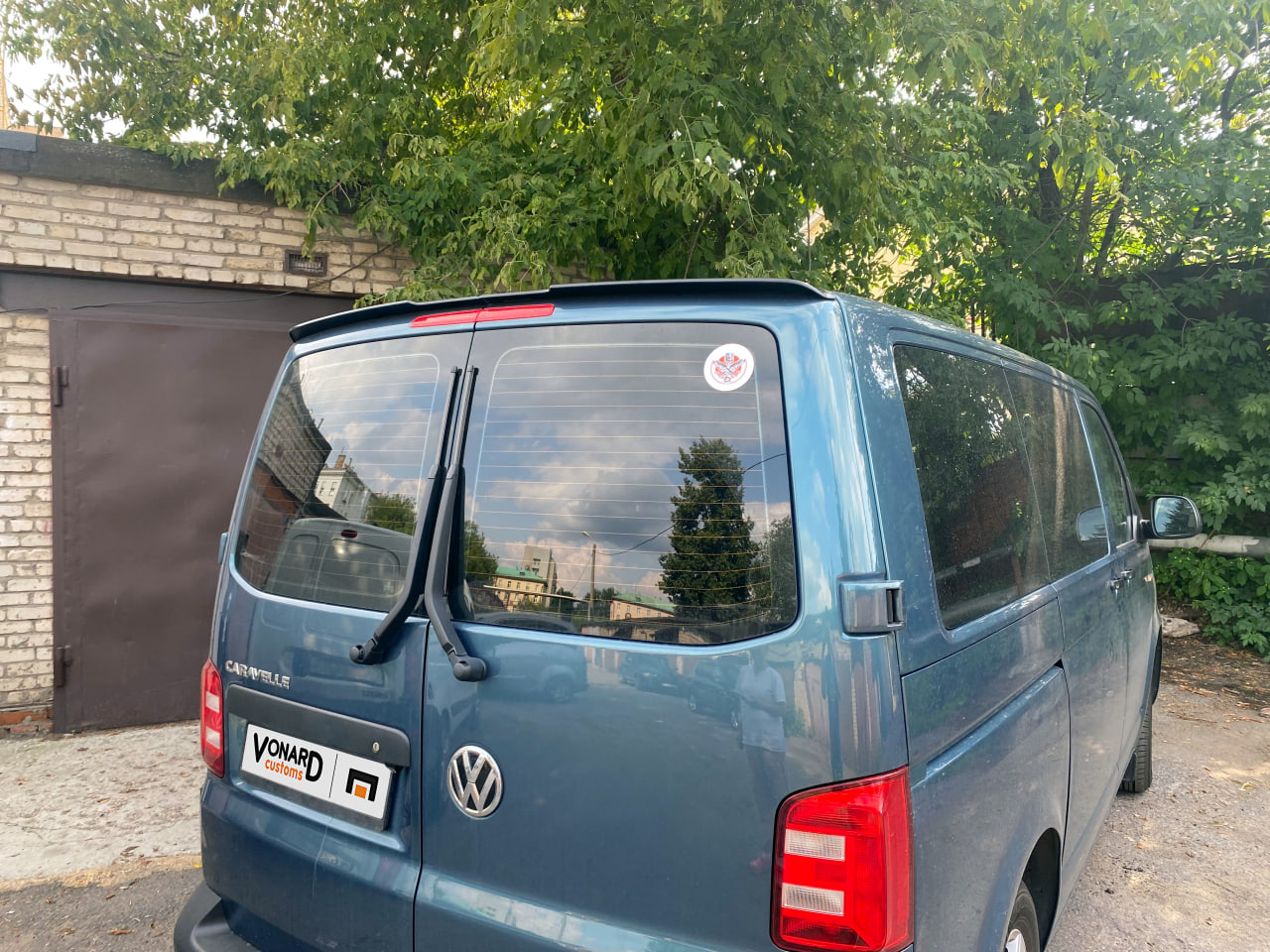 картинка Спойлер лезвие крышки багажника VW T5 T6 (распашные двери) vonard customs 