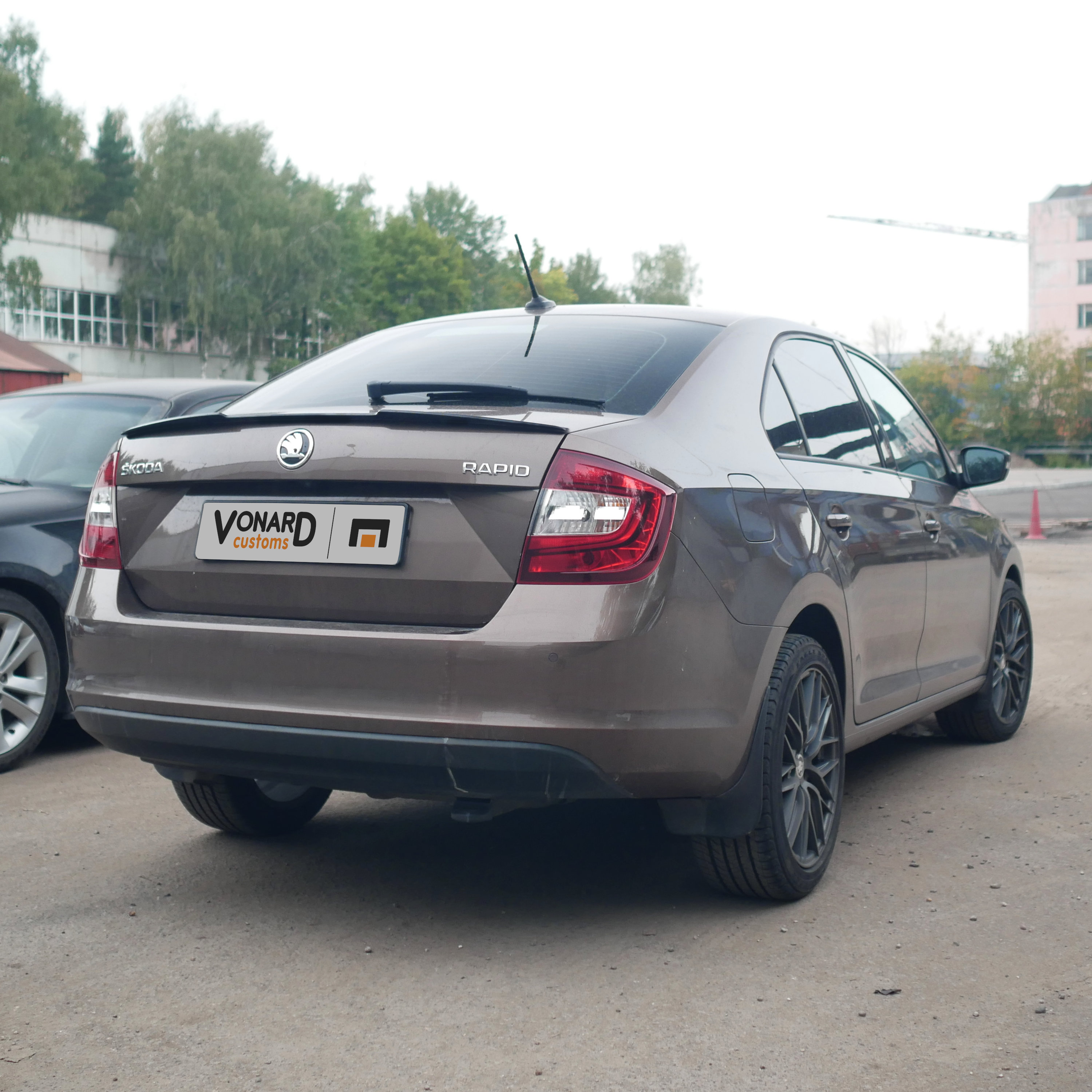 картинка Спойлер лезвие крышки багажника Skoda Rapid - черный металлик vonard customs 