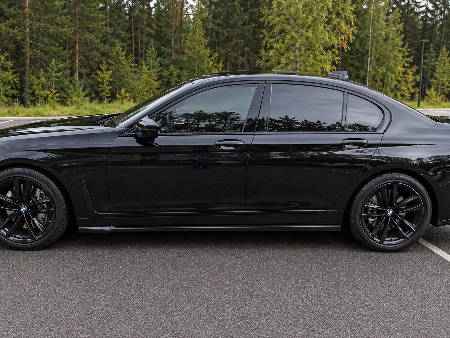картинка Лезвия под пороги BMW 7 G11 рестайлинг - чёрный глянец vonard customs 